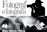 Fotograf o fotografii w Miejskiej Bibliotece Publicznej 