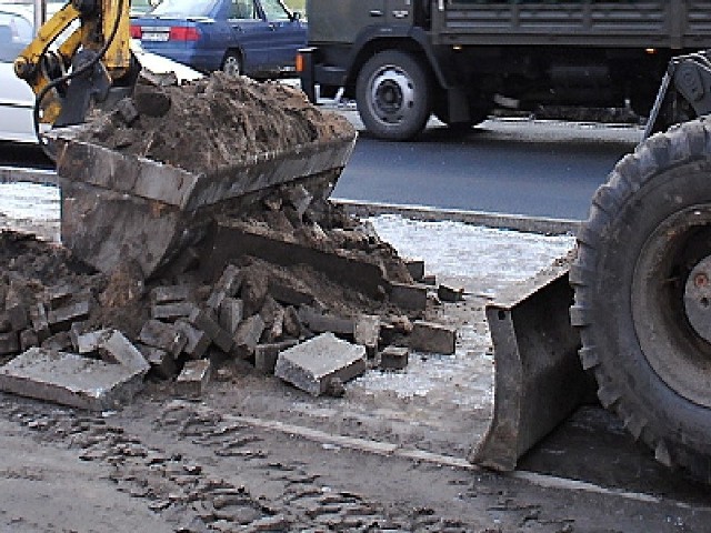 Ulice zniszczył ciężki sprzęt dojeżdżający na budowę