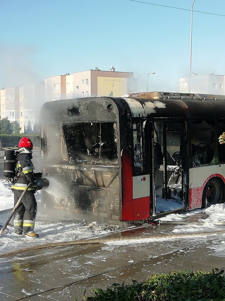 Pożar autobusu na przystanku Cienista. Gdańsk, Chełm: przed 7 rano zapalił się autobus miejski na przystanku [ZDJĘCIA]