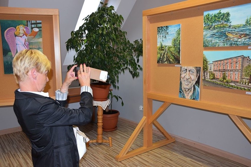 Kuratorem wystawy była Katarzyna Krysiak-Kołatka, malarka z...