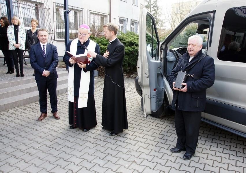 Biskup Andrzej Kaleta poświęcił samochód w szkole w Cudzynowicach [ZDJĘCIA]