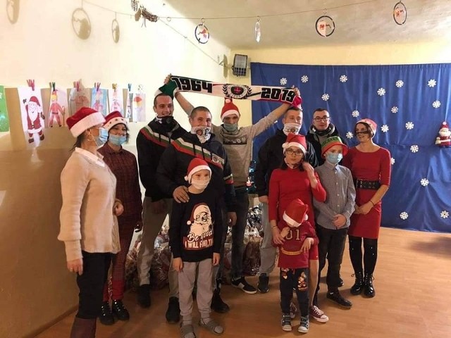 W ramach akcji "Trójkolorowy Mikołaj" Powiślanki Lipsko, dzieci z domu dziecka w Siennie oraz podopieczni ośrodka w Hucie otrzymali prezenty.