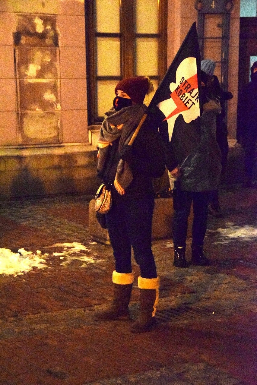 Strajk Kobiet w Bielsku-Białej w czwartkowy wieczór (28...