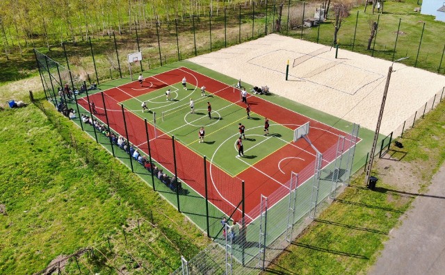 W Gniewoszowie otwarto nowe boisko sportowe.