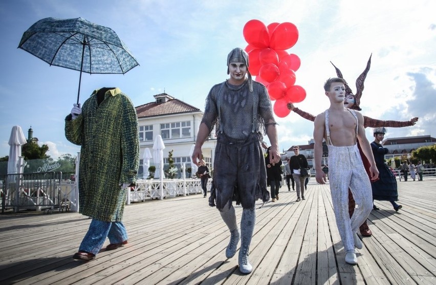 Artyści z Cirque du Soleil przespacerowali się po molo w Sopocie [ZDJĘCIA, WIDEO]