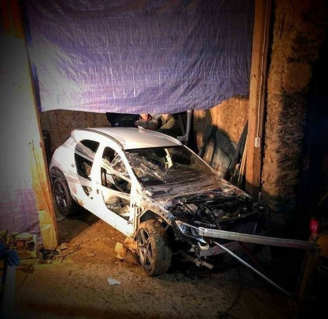 Jeden z pojazdów, demontowanych w dziupli na terenie Nysy i odzyskanych przez policjantów.