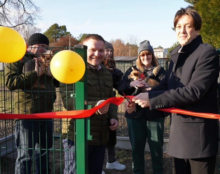 Publiczny plac zabaw dla psów został otwarty w Kozienicach. To pierwszy taki obiekt w powiecie kozienickim. Zobaczcie zdjęcia