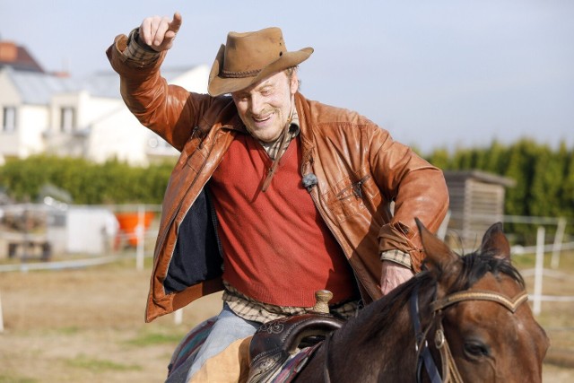 Daniel Olbrychski w lutym br. skończył 76 lat. Jeden z najwybitniejszych aktorów swojego pokolenia w Europie wciąż zachwyca świetną formą. Daniel Olbrychski kocha konie, a wolne chwile spędza w stadninie. Zobaczcie zdjęciafot. Dariusz Gałązka/AKPA