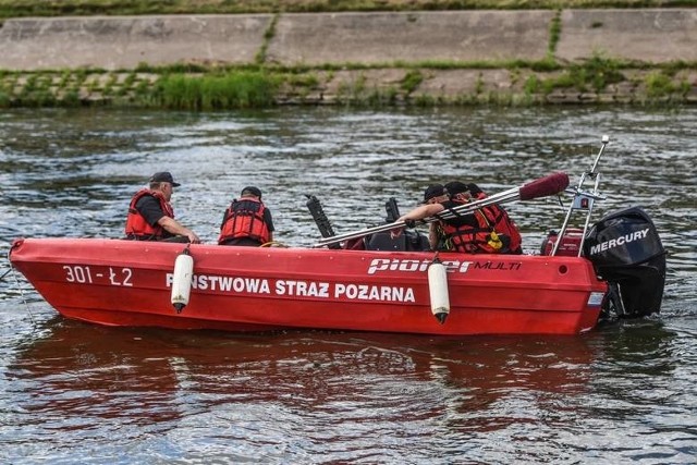 Zwłoki z Warty wyłowili poznańscy strażacy.