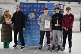 Mistrzostwa powiatu wodzisławskiego w łyżwiarstwie. Młodzi sportowcy spotkali się na lodowisku w Pszowie. Zobaczcie ich popisy. ZDJĘCIA