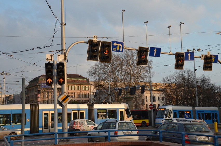 Wrocław: Chaos na placu Jana Pawła II. Nie działała sygnalizacja świetlna (ZDJĘCIA)