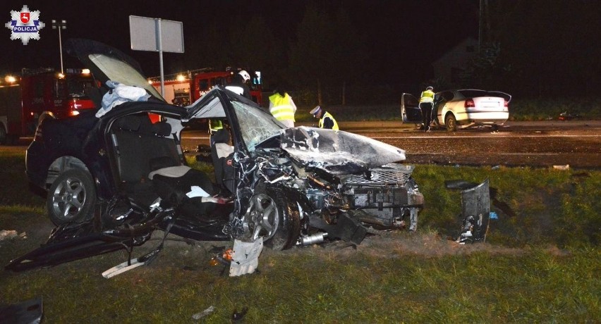 Wypadek w Dąbrowie Tomaszowskiej: W zderzeniu dwóch samochodów zginęła jedna osoba, sześć jest poszkodowanych