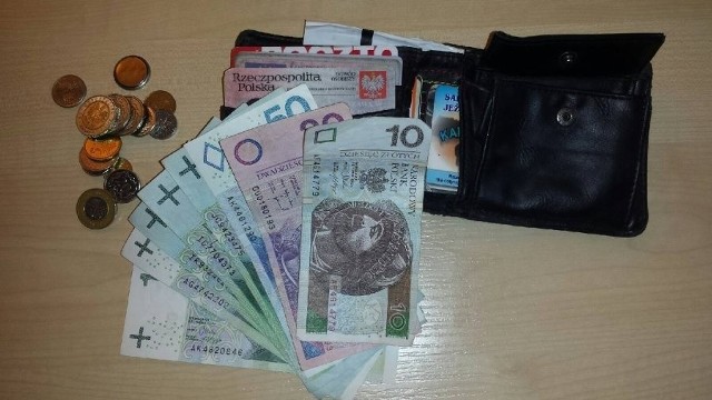 W odnalezieniu portfela seniorce pomogli policjanci.
