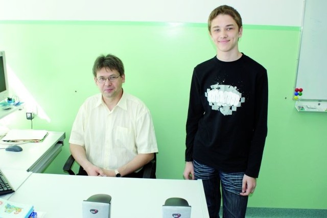 Rafał Szczech (z prawej) z nauczycielem informatyki