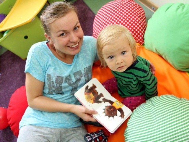 W żłobku UMK dzieci nie będą się nudzić. Na zdjęciu: Kamila Oblizajek, opiekunka dziecięca z małą Różą.