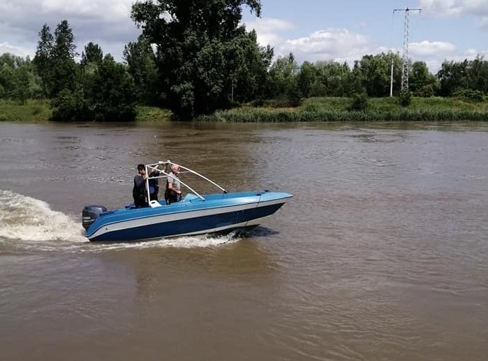 Pusta łódź ratownicza z silnikiem płynęła w dół Odry. Prawdopodobnie ktoś przeciął cumę dla żartu
