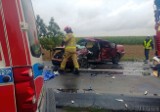 Volkswagen zderzył się z ciężarówką. Wypadek na trasie Kórnica-Krapkowice. Dwie osoby ranne
