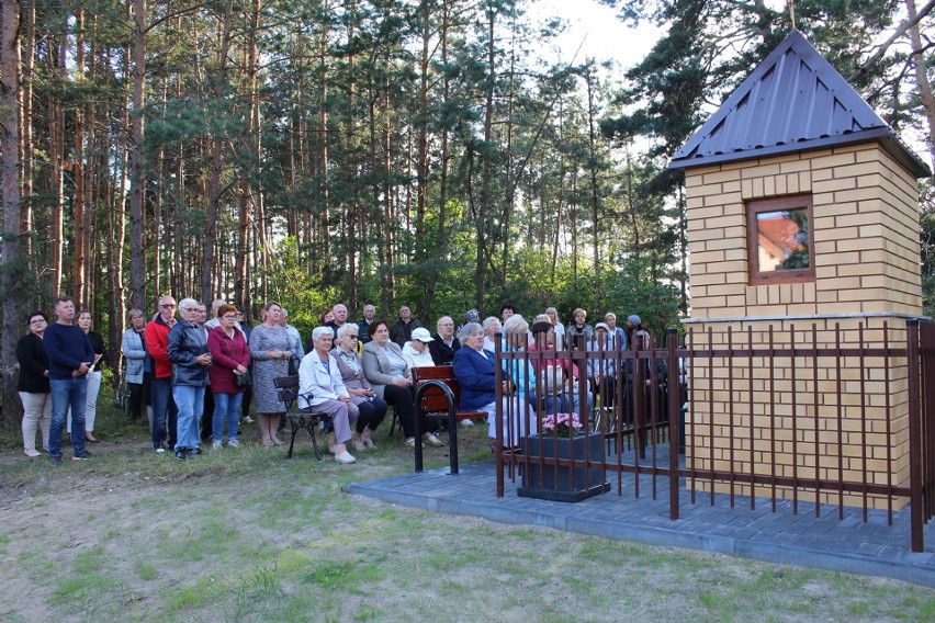 Ostrołęka. Kapliczka na osiedlu Łazek została przeniesiona i odnowiona. Tak teraz wygląda. Zdjęcia