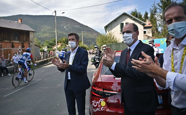 Christian Prudhomme (z prawej) i premier Francji Jean Castex (w środku) jeździli jednym autem 5 września