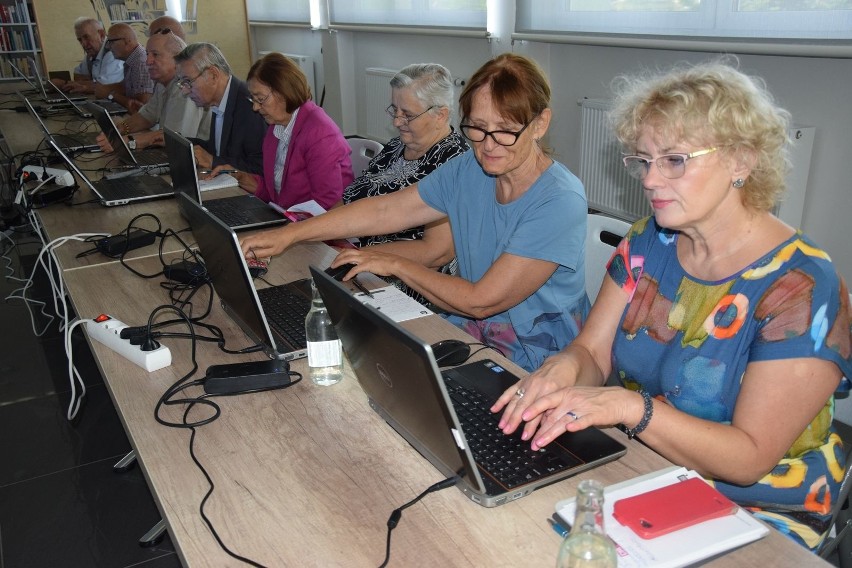 Wakacje w pełni, ale nie dla seniorów, którzy w radziejowskiej bibliotece poznają tajniki komputerów