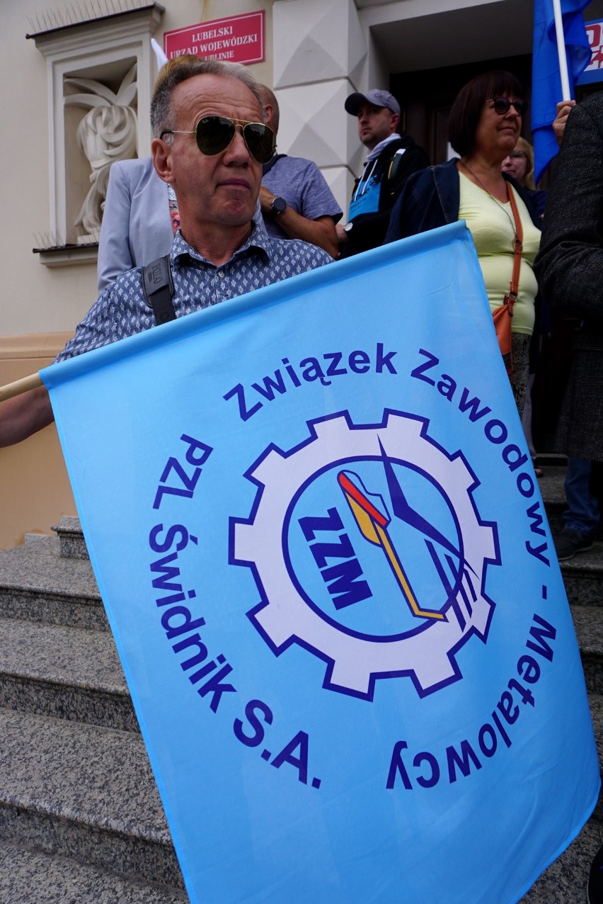 Protest związkowców OPZZ Lublin przed siedzibą wojewody lubelskiego. Domagają się 20 proc. podwyżek. „Przed nami ciężka i trudna zima"