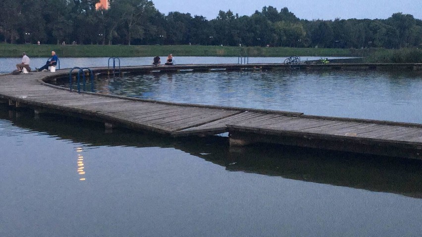 Połamane molo nad radomskim zalewem na Borkach.