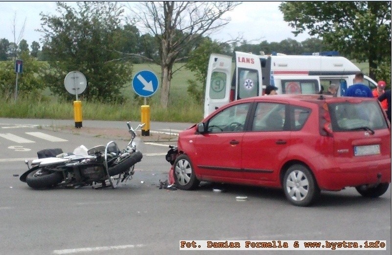 Groźny wypadek motocyklisty w Koszwałach. Został zabrany śmigłowcem LPR do szpitala [ZDJĘCIA]
