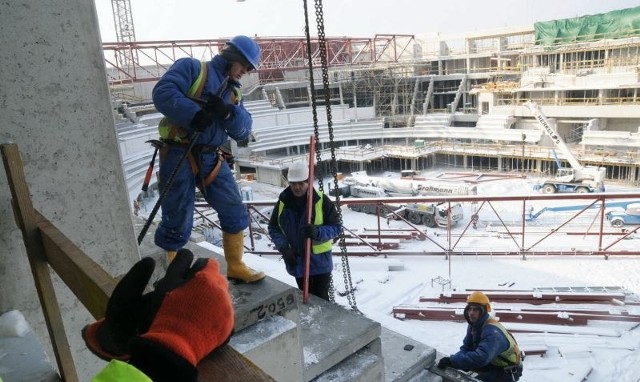 Mimo zimowej aury, prace przy ul. Bema nie zostały przerwane. Obecnie trwają roboty na ostatniej kondygnacji.