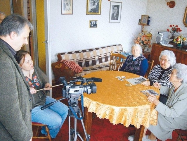 W czasie kręcenia filmu - z lewej Stanisław Młyński, obok Danuta Niedzielska-Tyde