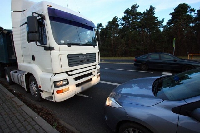 Kierowca ciężarówki dostał mandat w wysokości 500 zł