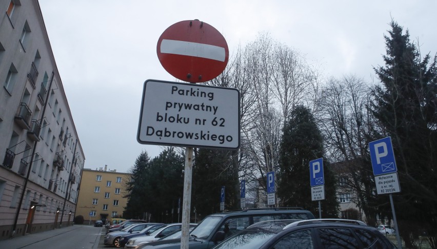 Przy ul. Dąbrowskiego w Rzeszowie brakuje miejsc...