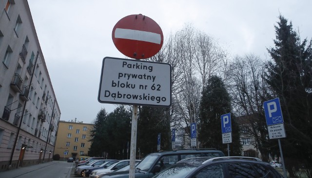 Przy ul. Dąbrowskiego w Rzeszowie brakuje miejsc parkingowych dla wszystkich mieszkańców