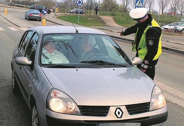 Część kierowców nie patrzy na znaki i wciąż próbuje jeździć buspasem na ul. Spychalskiego. Sypią się mandaty i punkty karne.