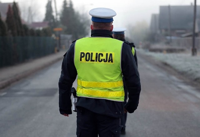 Zielonogórska policja około godz. 14.40 została wezwana do zderzenia forda i citroena, do którego doszło w Czerwieńsku. Kiedy policjanci dotarli na miejsce okazało się, że sprawca kierujący fordem uciekł.