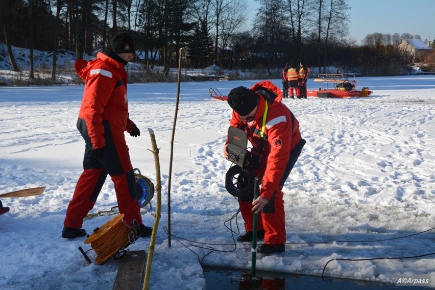 Ćwiczenia strażackie w Kozienicach. Jezioro i poszkodowany pod taflą lodu