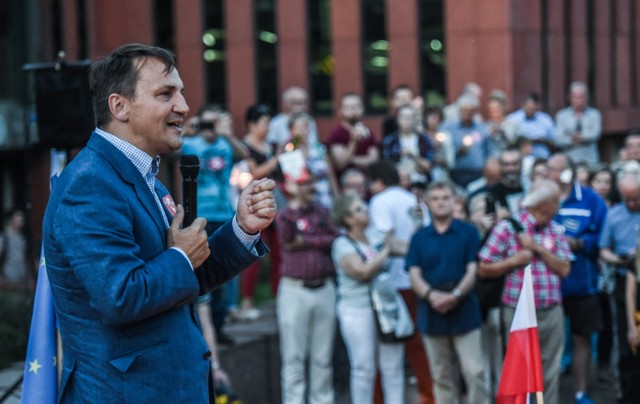 Wczoraj o godzinie 21 zorganizowano - po raz czwarty - łańcuch światła w Bydgoszczy. Przeciwnicy zmian w polskim sądownictwie, które chce przeforsować PiS, protestowali niedaleko pomnika Kazimierza Wielkiego. 