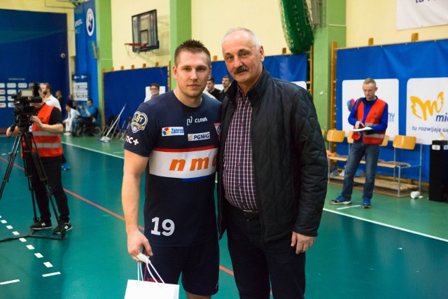 Rafał Gliński (z lewej) został wybrany najlepszym zawodnikiem spotkania SPR Stal Mielec - NMC Górnik Zabrze
