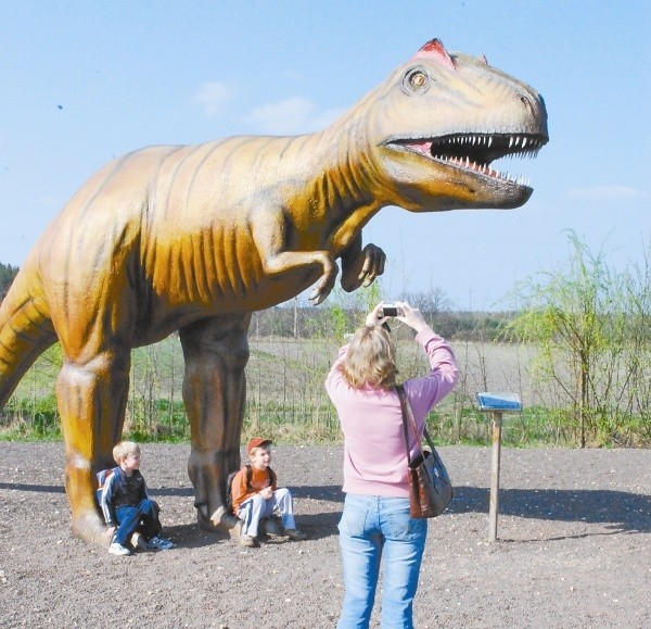 Makiety dinozaurów w krasiejowskim Juraparku przyciągają najmłodszych i ich rodziców. To jedna z największych turystycznych atrakcji regionu. (fot. Witold Chojnacki)