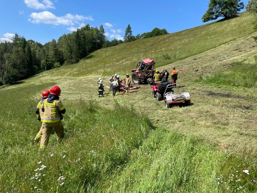 Wypadek podczas prac polowych w Wierchomli Wielkiej. Po poszkodowanego traktorzystę przyleciał śmigłowiec LPR