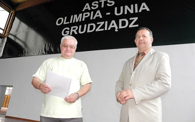 Józef Mularczyk (z prawej) - prezes Olimpii/Unii i wiceprezes sekcji Jerzy Wilmański przed nową ścianą, na której w tym tygodniu namalowana zostanie panorama spichlerzy