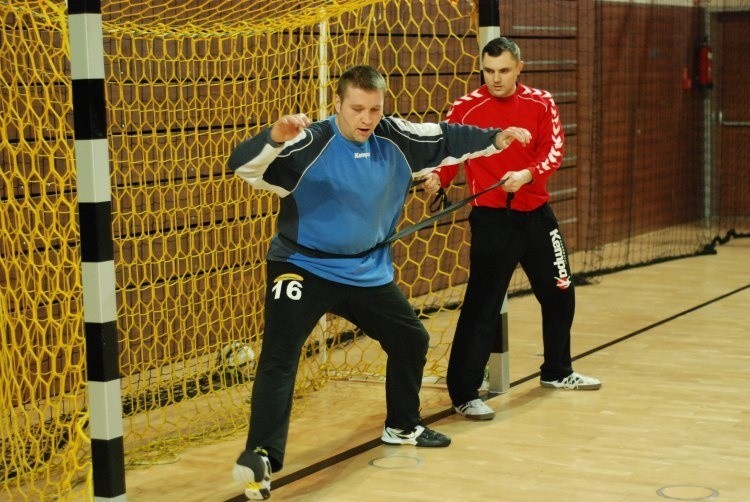 Karol Drabik (z lewej) i Karol Szewczyk - bramkarze KSZO...