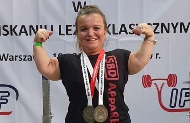Justyna Kozdryk, która na  co dzień pracuje w Komendzie Powiatowej Policji w Grójcu,  wygrała kolejne zawody w podnoszeniu ciężarów oraz wycisnęła sztangę o ciężarze 125 kilogramów, co jest jednocześnie nowym rekordem Polski.