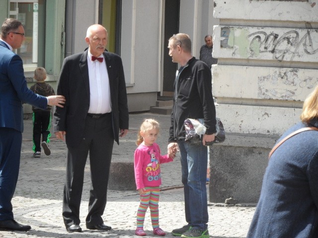 Janusz Korwin-Mikke nie przeszedł się po bytomskim Rynku. Korwinobus zatrzymał się dosłownie na chwilę. Kandydat wyszedł, przywitał się z przechodniem i... wrócił do samochodu.