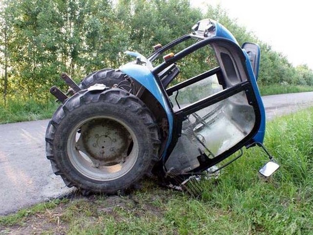 Traktor przełamał się na pół