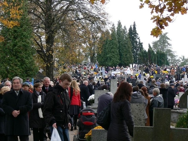 Wszystkie nekropolie w Tarnobrzegu przeżywały 1 listopada istne oblężenie.