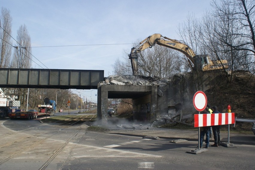 Trwa wyburzanie starego wiaduktu kolejowego nad ulicą...