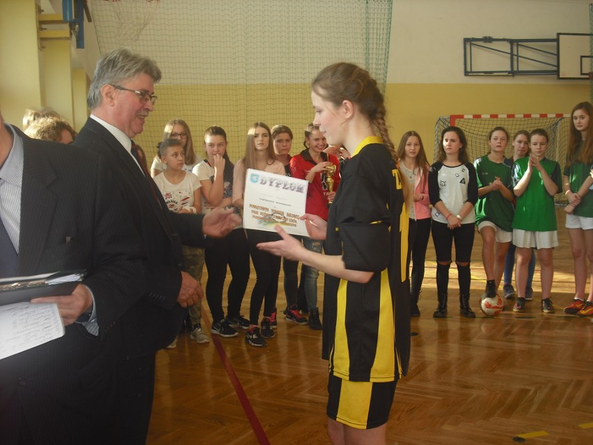 Szkoła Podstawowa w Nagłowicach wywalczyła I miejsce w powiatowym turnieju halowej piłki nożnej