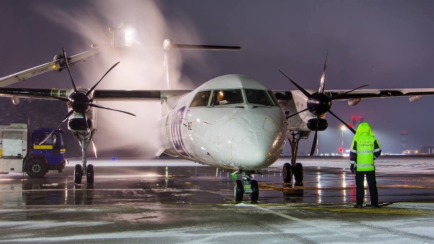 Odladzanie samolotów na lotnisku w Pyrzowicach. Zima w Katowice Airport i praca LS Airport Services. Procedury tuż przed startem ZDJĘCIA 