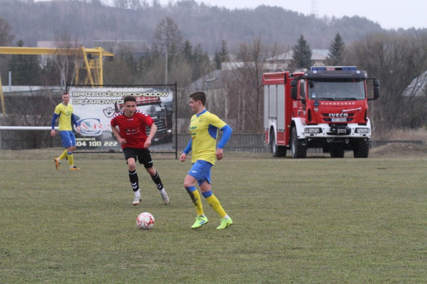 Trzecia liga. Ciekawy mecz w Daleszycach. Spartakus przegrał z Hutnikiem Kraków 0:1 [DUŻO ZDJĘĆ, WIDEO]