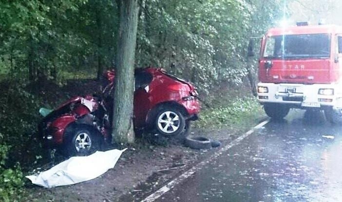 Śmiertelny wypadek w Biedrusku: Samochód uderzył w drzewo....